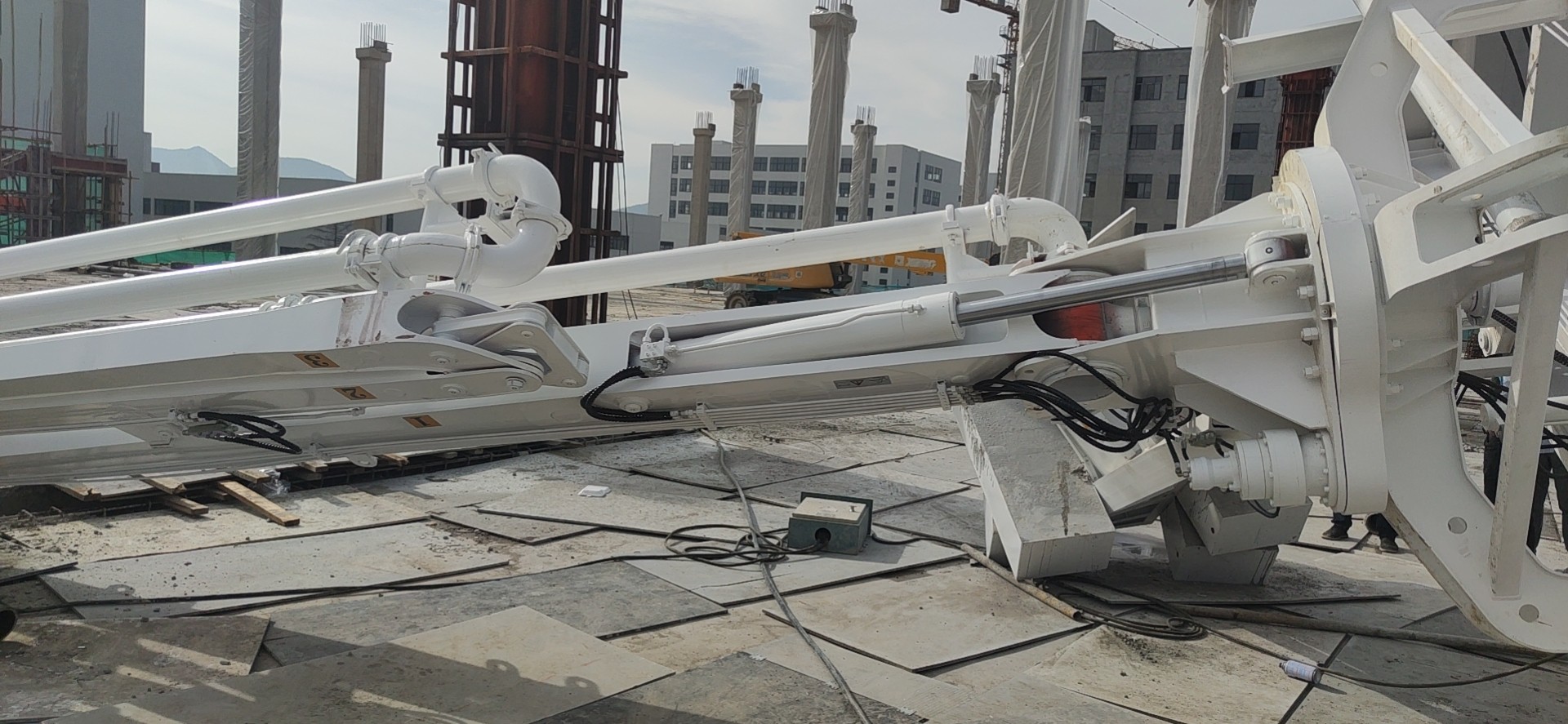 車載式液壓布料機(jī) 車載式液壓布料機(jī)