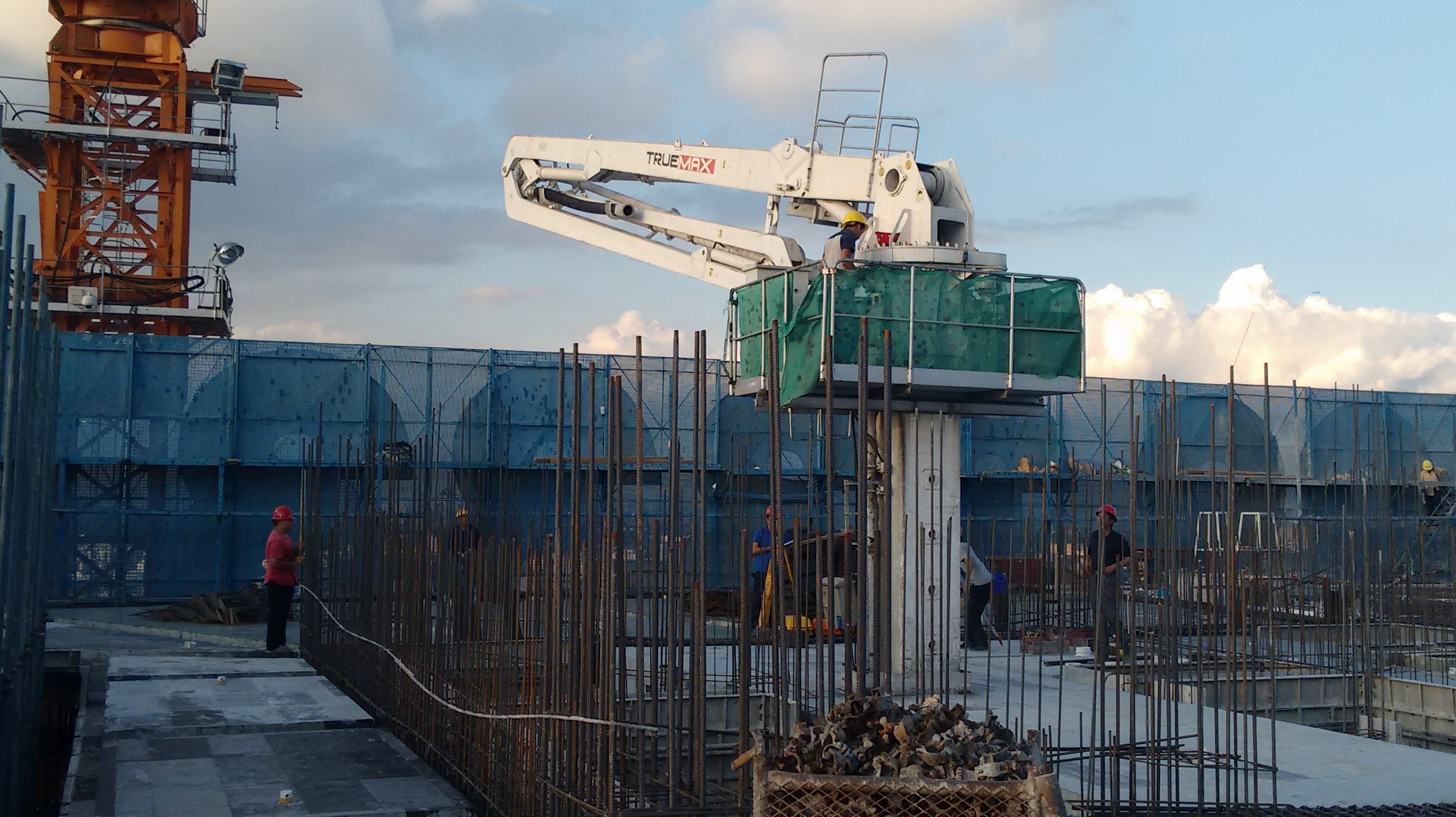 內(nèi)爬布料機 內(nèi)爬布料機